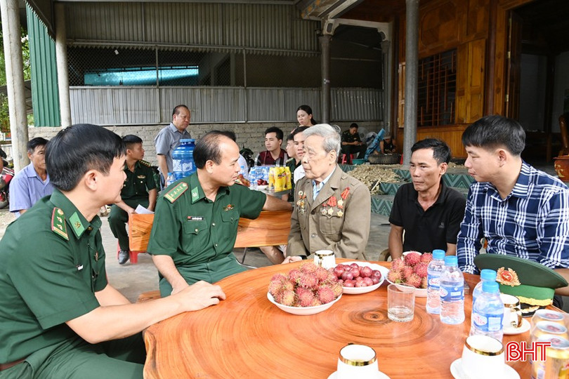 Đại tá Nguyễn Mậu Phúc - Phó Chính ủy BĐBP Hà Tĩnh (thứ 2 từ trái qua) thăm hỏi, động viên các cựu chiến binh người Hương Khê từng tham gia chiến dịch Điện Biên Phủ. bqbht_br_1.jpg
