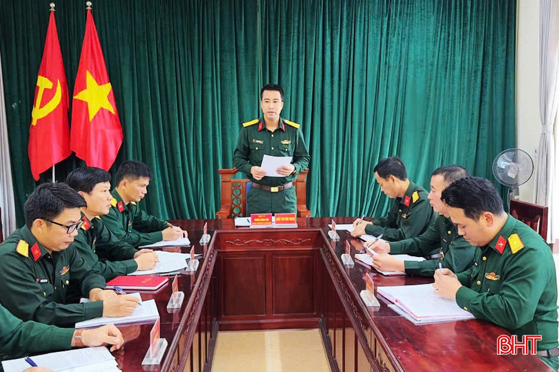Thiếu tá Dương Đăng Anh - Chính trị viên Ban CHQS huyện Vũ Quang chủ trì triển khai các chủ trương, giải pháp lãnh đạo, chỉ đạo nâng cao chất lượng công tác giáo dục chính trị, tư tưởng. bqbht_br_2-copy.jpg