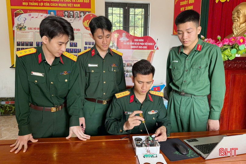 Đại úy Đặng Xuân Sơn - Chính trị viên phó Tiểu đoàn 2 (người ngồi) cùng các sỹ quan trẻ trao đổi kinh nghiệm ứng dụng các sáng kiến cải tiến kỹ thuật trong huấn luyện, giáo dục chính trị tại đơn vị. bqbht_br_anh-7-copy.jpg