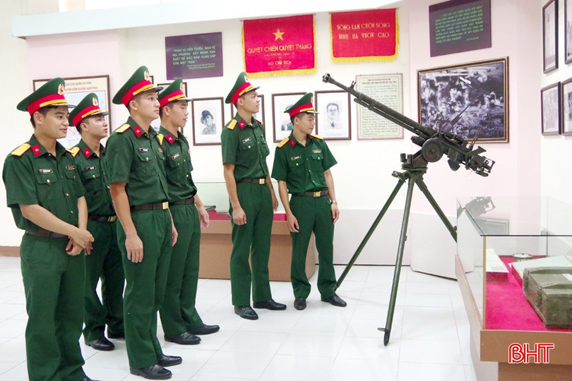 Đội ngũ cán bộ trẻ mới được đào tạo ở các học viện, nhà trường trong quân đội về nhận công tác tại Bộ CHQS tỉnh tham quan bồi dưỡng về truyền thống của LLVT tỉnh trước khi biên chế về các đơn vị. bqbht_br_anh-4-copy.jpg