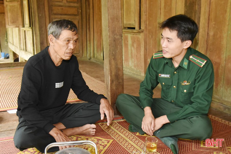 Lực lượng trinh sát thường xuyên bám sát địa bàn, gần gũi Nhân dân, tranh thủ tối đa sự giúp đỡ của những người có uy tín trong cộng đồng để bảo vệ biên giới tốt hơn. bqbht_br_thuong-xuyen-bam-sat-dia-ban-gan-gui-nhan-dan-tranh-thu-su-giup-do-cua-nhung-nguoi-co-uy-tin-trong-cong-dong-de-tao-suc-manh-dong-bo-bao-ve-bien-gioi.jpg