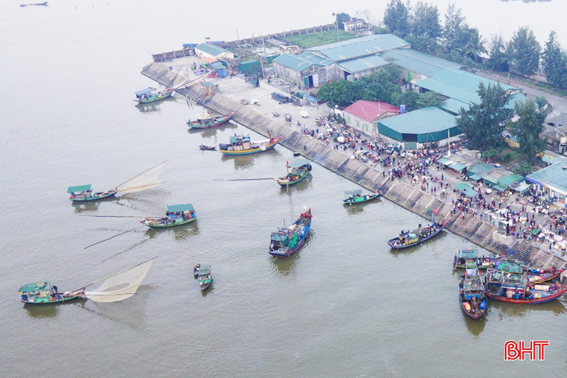 Đội tàu công suất nhỏ hoạt động ở vùng lộng, gần bờ là nền tảng quan trọng để các cơ sở chế biến nước mắm ở Lộc Hà đẩy mạnh sản xuất. bqbht_br_4-copy-6859.jpg