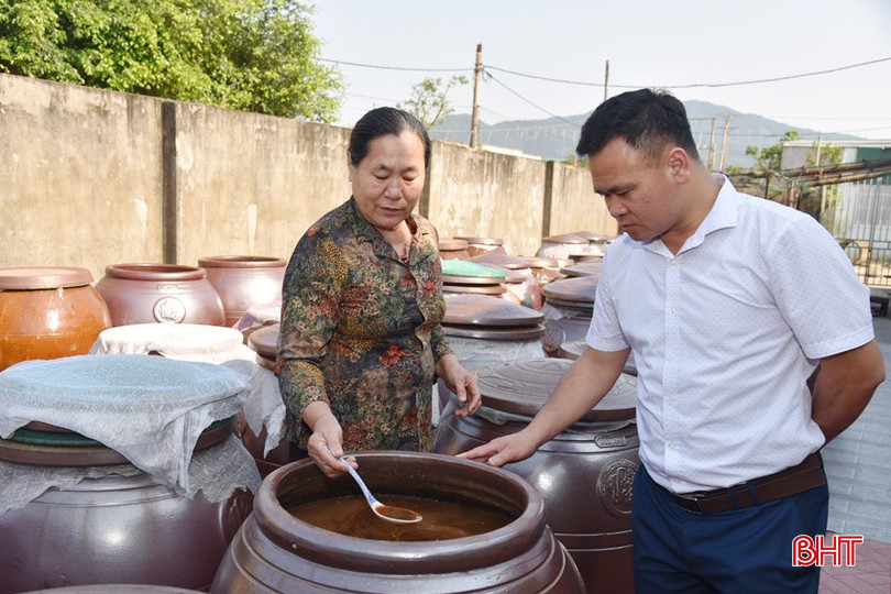 Sự tương tác giữa 2 nghề truyền thống đánh bắt hải sản và chế biến nước mắm là yếu tố quan trọng để nâng cao giá trị sản xuất, lan tỏa vị biển quê hương. (Ảnh: Sản xuất nước mắm OCOP Vân Thọ ở xã Thạch Kim). bqbht_br_dsc-3014-copy.jpg