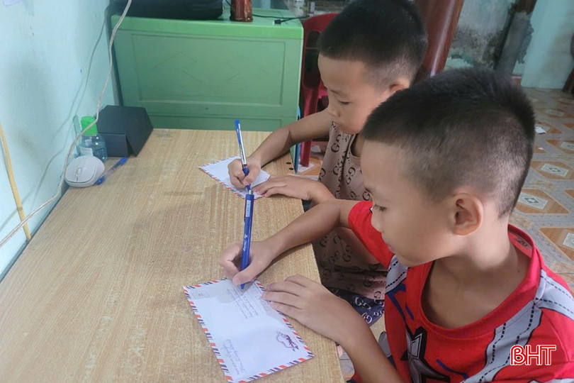 Số tiền tiết kiệm được hai anh em chia đều, đóng phong bì cẩn thận để mang đến lớp ủng hộ các bạn vùng thiên tai. 2 - Copy.jpg