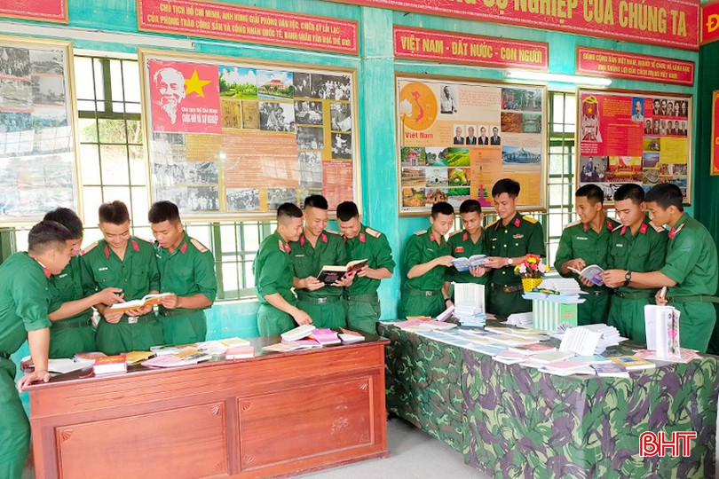 Bộ đội ở Trung đoàn 841 nghiên cứu, trao đổi các nội dung có liên quan để tham gia thi tìm hiểu về Luật ATGT do đơn vị phát động.