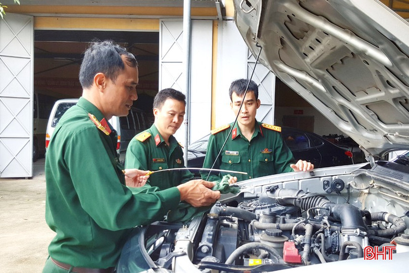 Kiểm tra tình trạng kỹ thuật phương tiện xe ô tô quân sự của cơ quan trước khi lưu thông trên đường.