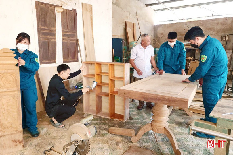 Xưởng mộc gia dụng của thôn đội trưởng Phạm Tuấn Anh (xã Thạch Châu, Thạch Hà) vừa giúp ông chủ cải thiện thu nhập vừa tạo việc làm cho đồng đội. bqbht_br_anh-2.jpg