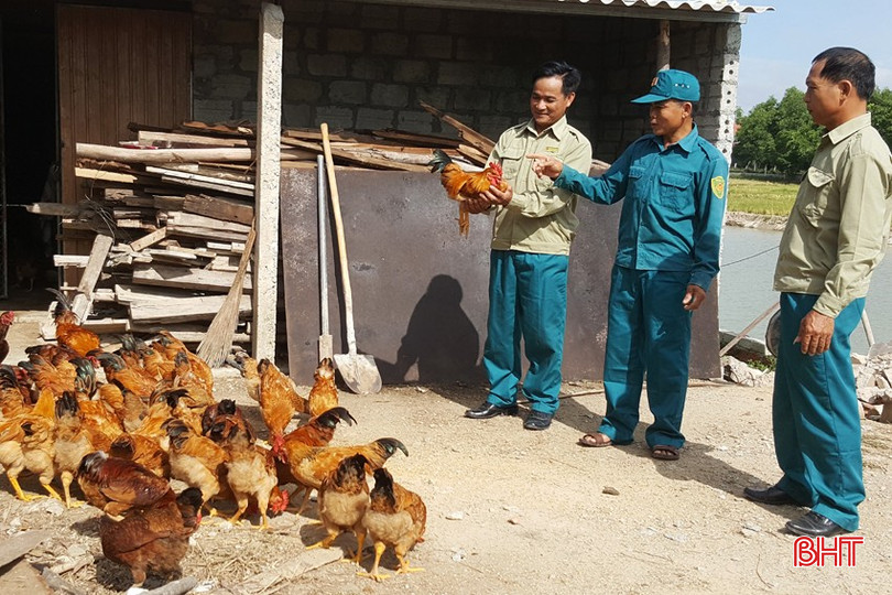 Mô hình tổng hợp của dân quân Dương Xuân Nam (ngoài cùng bên trái) ở xã Nam Phúc Thăng, huyện Cẩm Xuyên làm ăn hiệu quả nên nhiều dân quân trong vùng đến học tập, làm công nhân. bqbht_br_anh-5.jpg