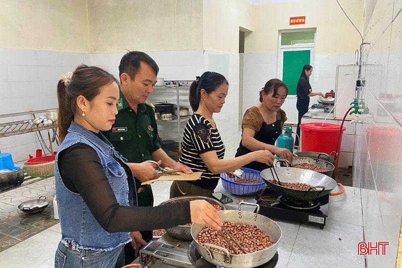 Câu lạc bộ "Phụ nữ với chiến sĩ quân hàm xanh" xã Sơn Hồng chuẩn bị các mặt hàng bán gây quỹ tết giúp đỡ người nghèo vùng biên. bqbht_br_2.jpg