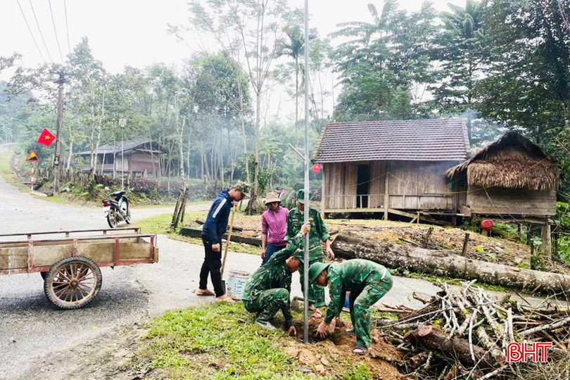 BĐBP cùng người dân Bản Giàng 2 (xã Hương Vĩnh) xây dựng công trình “Ánh sáng vùng biên”. bqbht_br_1.jpg