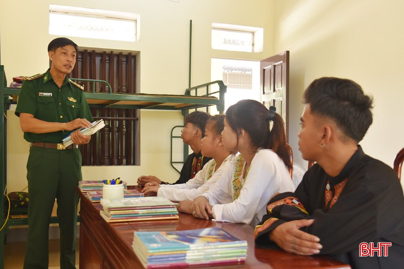 BĐBP Bản Giàng giáo dục, nhắc nhở các con nuôi chăm ngoan học giỏi. bqbht_br_dsc-0093.jpg