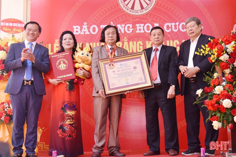 Đại diện Tổ chức Kỷ lục Việt Nam trao chứng nhận xác lập kỷ lục Việt Nam cho Bảo tàng Hoa Cương. bqbht_br_dsc-2424-copy.jpg
