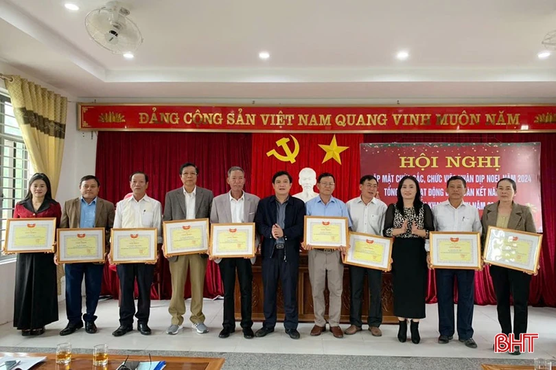 Dịp này, huyện Lộc Hà đã khen thưởng 11 cá nhân có thành tích xuất sắc trong phong trào thi đua yêu nước...