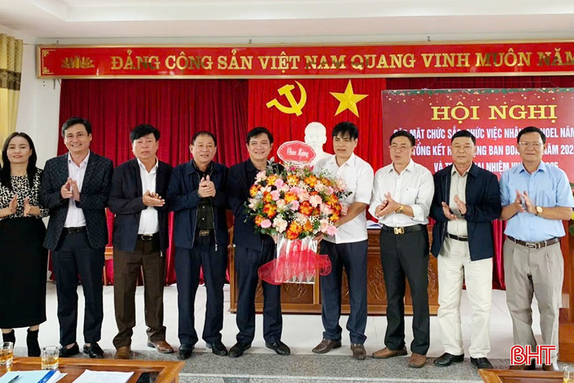 Đại diện lãnh đạo huyện Lộc Hà tặng hoa chúc mừng các chức sắc, chức việc nhân dịp Giáng sinh năm 2024. bqbht_br_7-copy.jpg