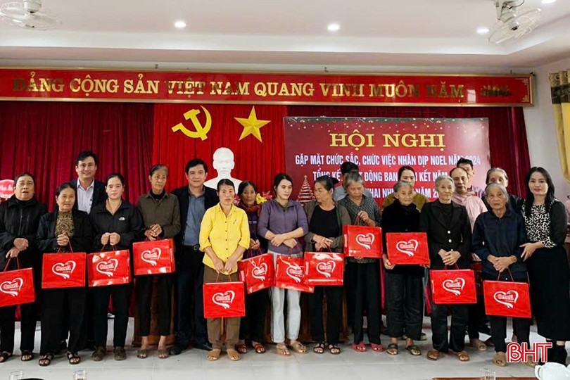 ...và trao 22 suất quà cho các hộ gia đình có hoàn cảnh khó khăn. bqbht_br_111-copy.jpg