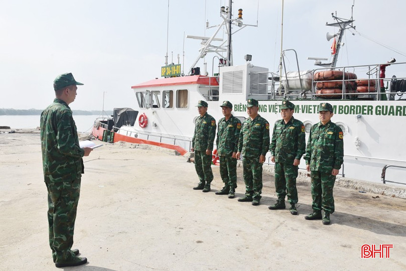 Đại úy Lê Tuấn Anh quán triệt, giao nhiệm vụ cho các cán bộ, chiến sĩ trên tàu trước khi đi tuần tra, kiểm tra dịp cao điểm cuối năm. bqbht_br_dsc-2013-copy.jpg