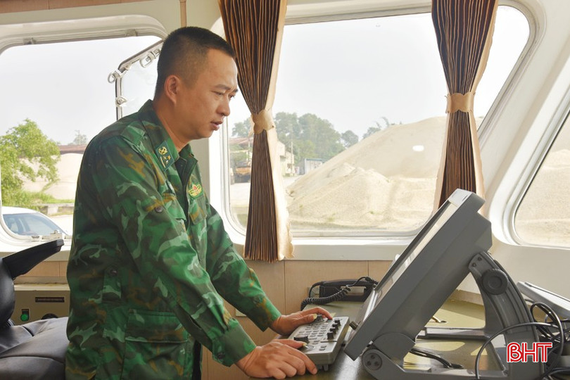 Đại úy Lê Tuấn Anh - Thuyền trưởng Tàu 34-19-01 (Hải đội Biên phòng 2) là người giỏi chuyên môn, có năng lực, tận tâm với công việc và trách nhiệm với ngư dân. bqbht_br_dsc-1947-copy.jpg