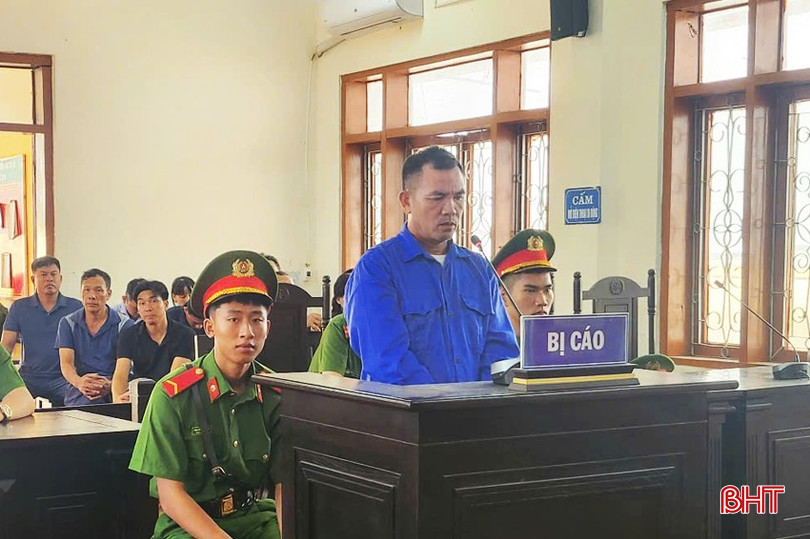 Tại phiên tòa, bị cáo Hương không dám ngoảnh đầu nhìn xuống thân nhân người bị nạn. bqbht_br_3.jpg