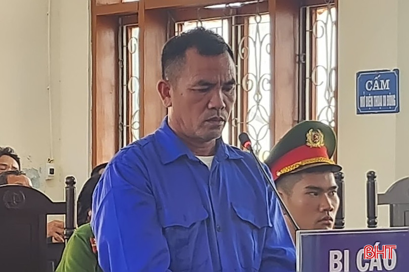 Bị cáo Hương đứng trước tòa với tâm trạng nặng trĩu, ánh mắt cúi gằm, lòng đầy ân hận chỉ vì không làm chủ vô lăng và chân ga. bqbht_br_1.jpg