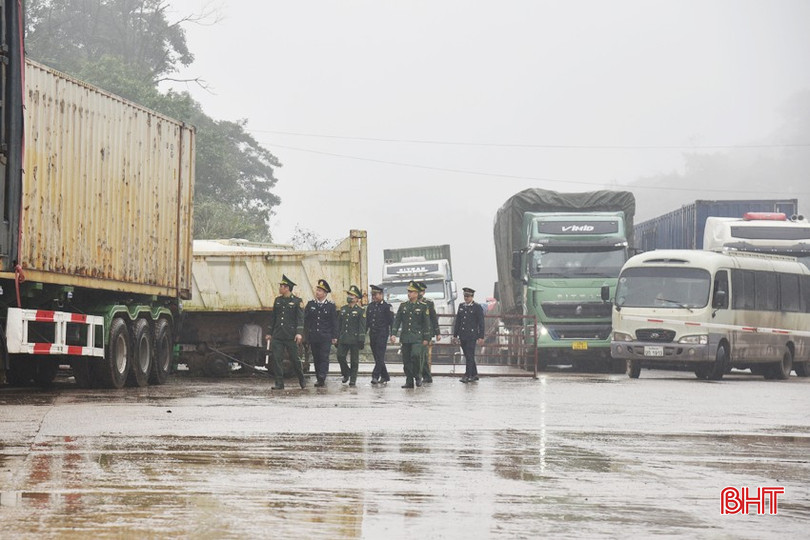 BĐBP Cầu Treo phối hợp với hải quan tuần tra cửa khẩu liên tục trong mưa rét, sương mù, người và phương tiện tấp nập. bqbht_br_dsc-3563.jpg