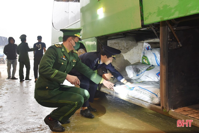 Các lực lượng chức năng thắt chặt kiểm tra, kiểm soát phương tiện qua lại cửa khẩu trong dịp Tết. bqbht_br_dsc-3462.jpg