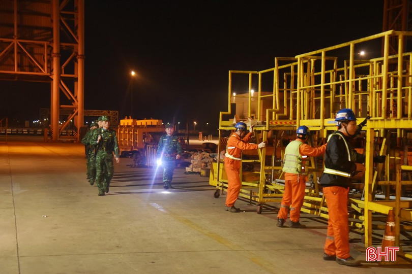 Lực lượng biên phòng tuần tra xuyên đêm ở cửa khẩu cảng Sơn Dương trong những ngày cận Tết. bqbht_br_dsc-4282.jpg