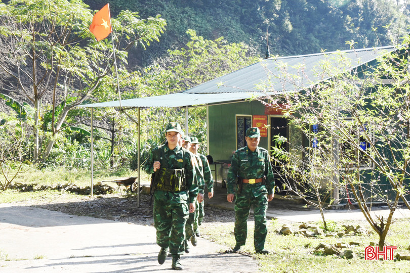 Lính biên phòng ở Bản Giàng (xã Hương Vĩnh, huyện Hương Khê) lên đường tuần tra biên giới. bqbht_br_dsc-7976.jpg