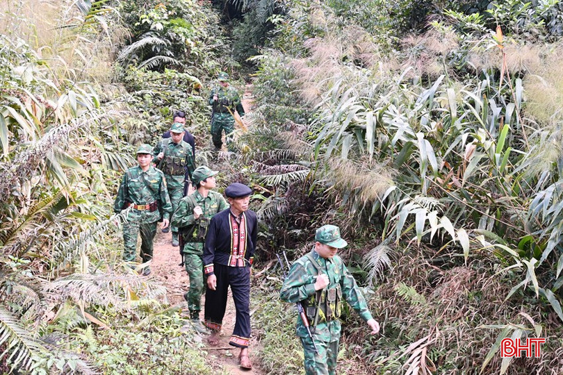Ông Hồ Sơn (thứ 2) tham gia tuần tra biên giới Hương Vĩnh cùng cán bộ, chiến sĩ Đồn Biên phòng Bản Giàng. bqbht_br_ong-ho-son-tham-gia-tuan-tra-duong-bien-cot-moc-voi-can-bo-chien-si-don-bp-ban-giang-copy.jpg