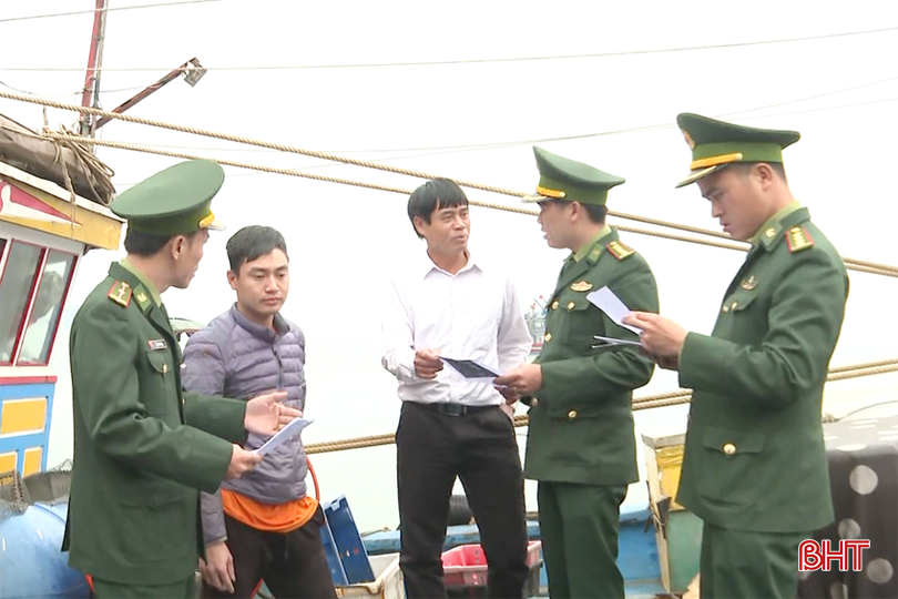 Ông Nguyễn Xuân Long trao đổi tình hình trên biển với BĐBP Cửa Sót. bqbht_br_ong-nguyen-xuan-long-ngu-dan-xa-thach-kim-ao-trang-duoc-can-bo-chien-si-don-bien-phong-cua-sot-tuyen-truyen-ve-luat-danh-bat-thuy-hai-san-tren-bien-copy.png