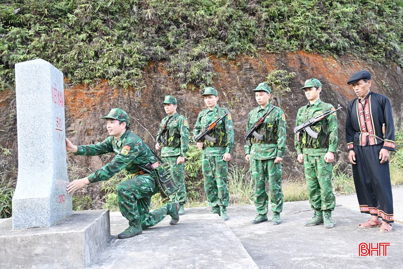 Ông Hồ Sơn cùng BĐBP kiểm tra hiện trạng mốc quốc giới. bqbht_br_dsc-2916-copy.jpg