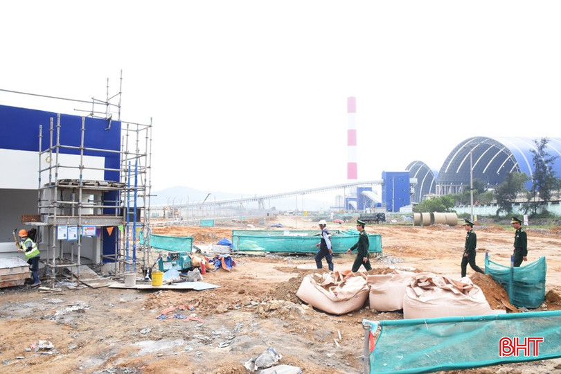 BĐBP Vũng Áng - Sơn Dương phối hợp với lực lượng bảo vệ, bảo an của các nhà thầu, chủ đầu tư kiểm tra đảm bảo an ninh, an toàn tại các công trình đang thi công. bqbht_br_dsc-2176-copy.jpg