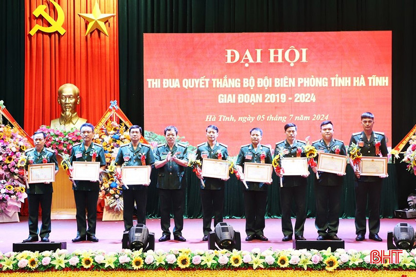 Thiếu tướng Nguyễn Văn Thiện - Phó Tư lệnh BĐBP Việt Nam trao bằng khen của Bộ Tư lệnh BĐBP cho các điển hình tiên tiến trong phong trào thi đua quyết thắng giai đoạn 2019-2021 thieu-tuong-nguyen-van-thien-pho-tu-lenh-bdbp-viet-nam-trao-bang-khen-cua-bo-tu-lenh-bdbp-cho-cac-tap-the-ca-nhan-dat-thanh-tich-cao-trong-phong-trao-thi-dua-quyet-thang-giai-doan-2019-2021-4798.jpg