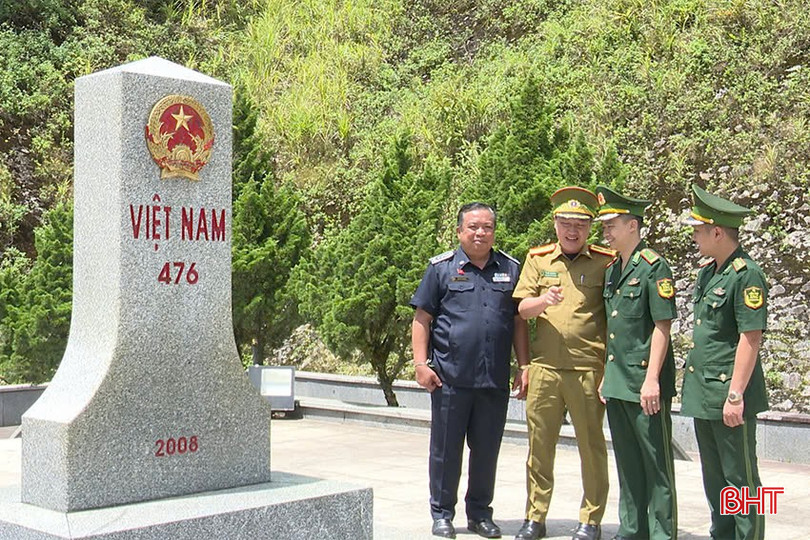 Thiếu tá Võ Anh Tuấn (thứ 2 từ phải qua trái) trao đổi thông tin, tình hình bảo vệ biên giới, xuất nhập cảnh, phòng chống tội phạm với lực lượng chức năng nước bạn. 123-9088.jpg