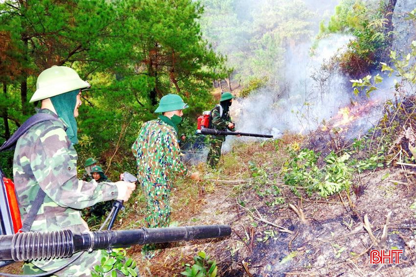 Những người lính trên quê hương Hà Tĩnh luôn xung kích đi đầu trong mọi nhiệm vụ gian khó, trong đó có chữa cháy rừng, phòng chống thiên tai, tìm kiếm cứu nạn... 1 - Copy - Copy.jpg