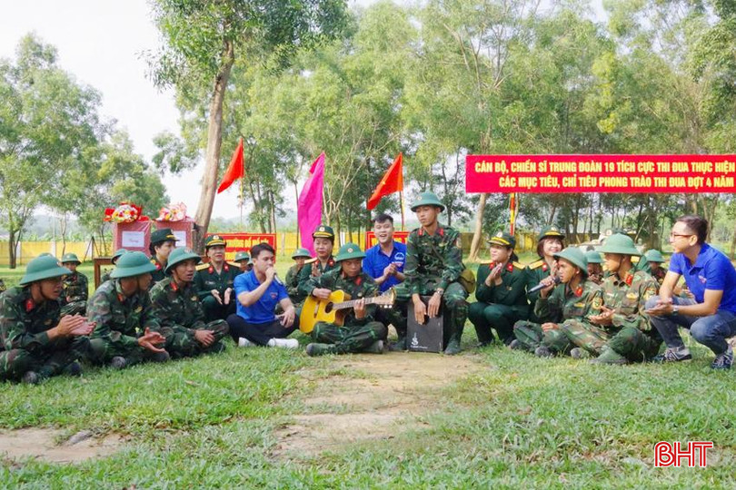 CBCS Trung đoàn 19 (Sư đoàn 968) cùng đoàn viên thanh niên đơn vị kết nghĩa ở tỉnh Quảng Trị giao lưu văn nghệ trên thao trường. 2 - Copy.jpg