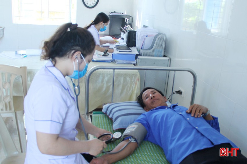 Nhân viên Trạm y tế xã Bình An chăm sóc sức khỏe ban đầu cho người dân. bình an.JPG
