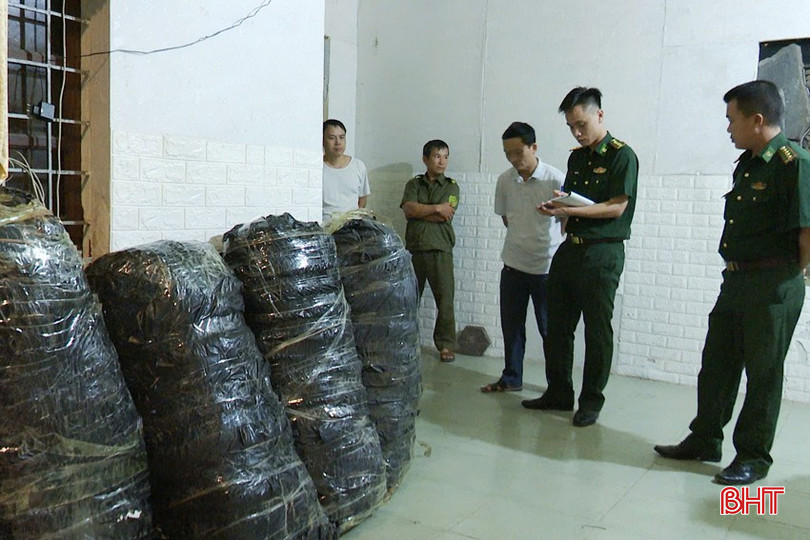 Lực lượng chức năng khám xét, thu giữ 125 kg cần sa khô tại phòng trọ của Phạm Duy Ngọc. bqbht_br_2-copy.jpg