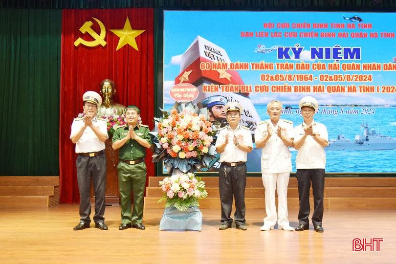 Đại diện lãnh đạo Bộ CHQS tỉnh tặng hoa chúc mừng. DSC_9258 - Copy.JPG