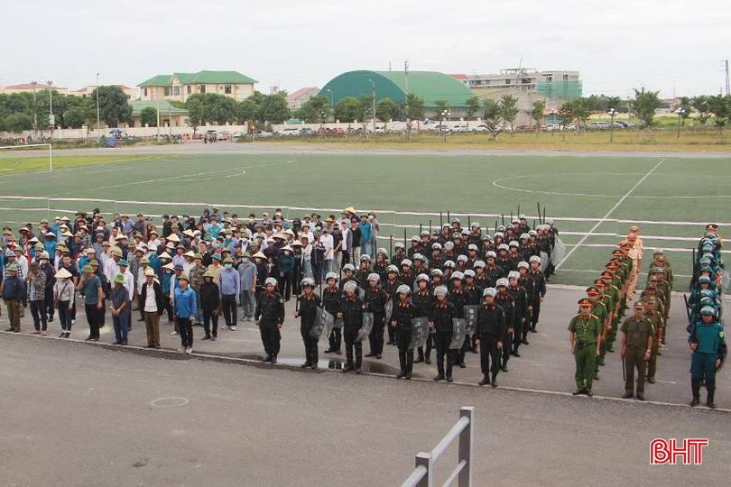 100% quân số của lực lượng DBĐV huyện Can Lộc (mặc đồ dân sự) đã được huy động để phục vụ diễn tập khu vực phòng thủ huyện. cl.jpg