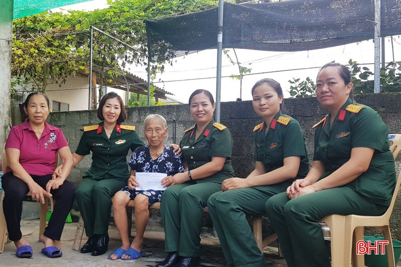 Thiếu tá Lan (thứ 3 từ phải sang) cùng chị em phụ nữ Ban CHQS huyện Nghi Xuân thăm hỏi, tặng quà bà Nguyễn Thị Trợ ( giáo dân ở giáo xứ Gia Hòa, thị trấn Xuân An). bqbht_br_3-hoi-vien-phu-nu-ban-chqs-huyen-nghi-xuan-tham-hoi-tang-qua-me-nguyen-thi-tro-giao-dan-o-giao-xu-gia-hoa-to-dan-pho-b-thi-tran-xuan-an-copy.jpg