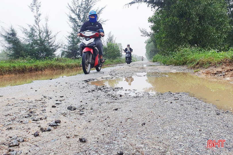 Đường sá hư hỏng, người tham gia giao thông dễ mất an toàn (đoạn qua thôn Đông Văn, xã Thạch Văn). bqbht_br_2-copy.jpg