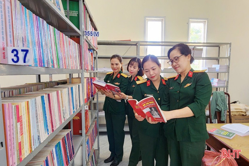 Thiếu tá QNCN Đỗ Thị Mai Lan (thứ 2 từ phải qua) luôn tích cực học hỏi đồng nghiệp, gắn lý luận với thực tiễn và trau dồi phương pháp, kỹ năng để hoàn thành nhiệm vụ được giao. bqbht_br_anh-5-copy.jpg
