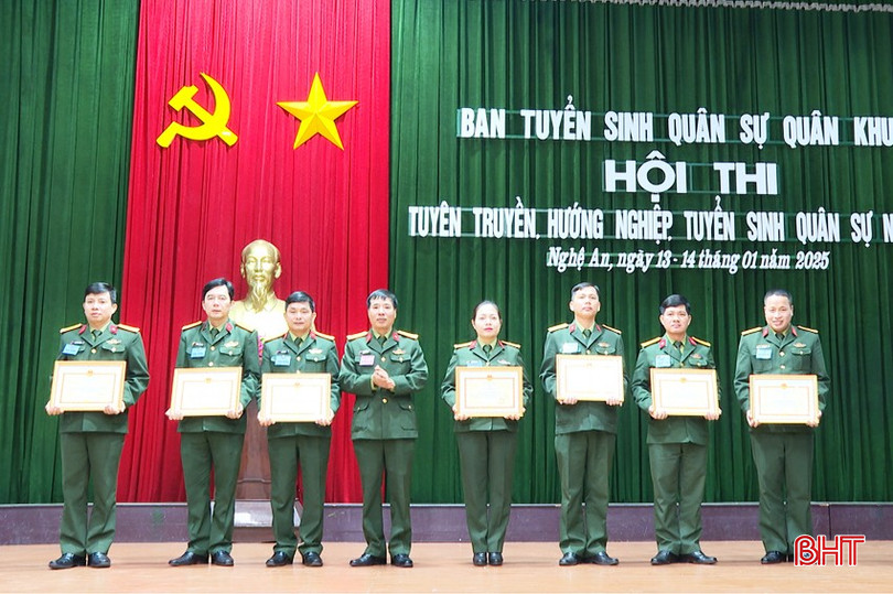 "Bóng hồng" của LLVT Hà Tĩnh đạt giải nhất cấp Quân khu 4 tại hội thi “Tuyên truyền, hướng nghiệp tuyển sinh quân sự” năm 2025. bqbht_br_anh-7-copy.jpg