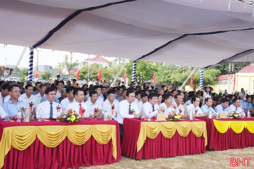 Trưởng ban Tuyên giáo Tỉnh ủy Hà Văn Hùng cùng các vị khách quý tham dự buổi lễ kỷ niệm.