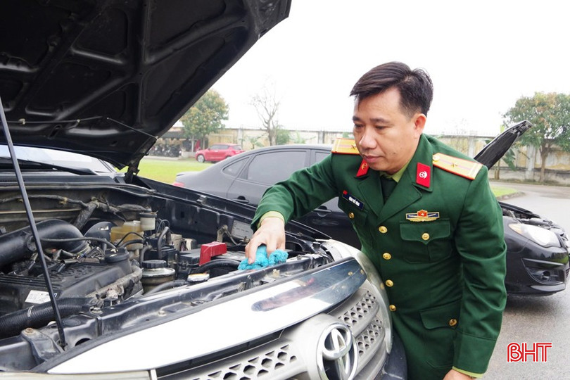 Thiếu tá Đặng Việt Dũng - nhân viên Đội xe Văn phòng Bộ CHQS tỉnh lau chùi, chăm sóc xe vào thời gian rảnh rỗi. bqbht_br_5-copy.jpg