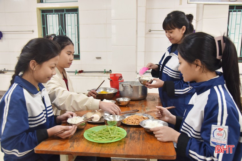 Những bữa cơm ngon dẻo, đủ chất tại trường. bqbht_br_dsc-4385-copy.jpg