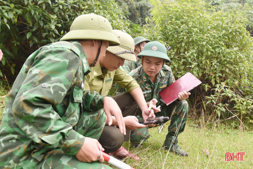BĐBP Bản Giàng (Hương Khê) phối hợp với cán bộ kiểm lâm, lâm nghiệp kiểm tra các vị trí rừng dễ bị xâm hại trên địa bàn xã Hương Vĩnh. bqbht_br_dsc-1679-copy.jpg