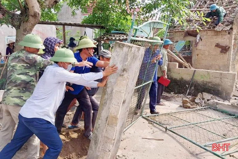Để phấn đấu đạt chuẩn NTM nâng cao vào cuối năm nay, thời gian gần đây, xã Thịnh Lộc đã vận động người dân hiến được gần 900 m2 đất vườn ở và nhiều công trình để mở đường. Ns - Copy.jpg