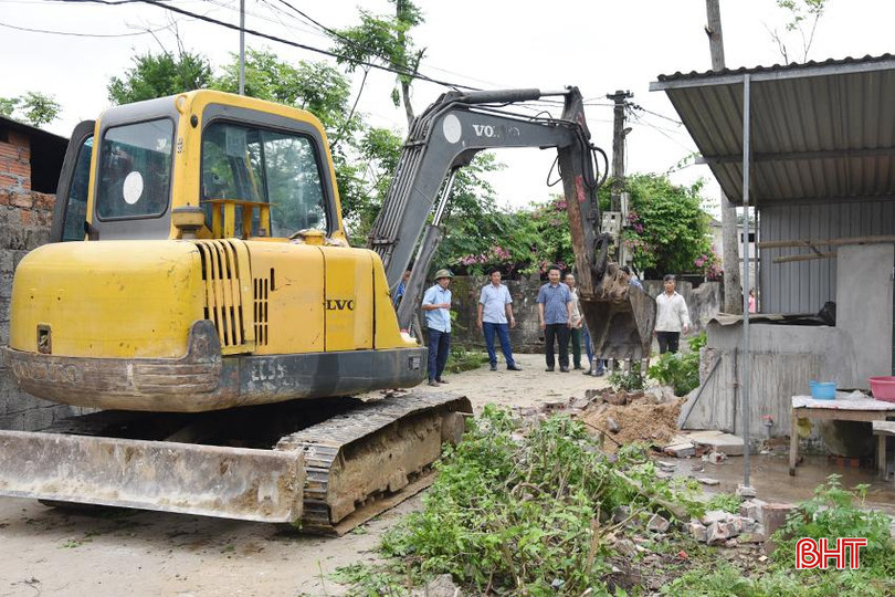 Người dân Tân Lộc phá dỡ ki-ốt, tường bao để mở rộng đường trục thôn từ 4m lên 6m. DSC_2869 - Copy.JPG