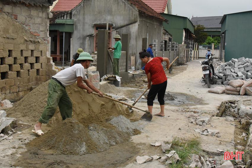 Dù đất chật, người đông, đất ở rất có giá trị nhưng người dân thôn Trung Lương vẫn hiến đất, tháo dỡ công trình phụ để mở đường. DSC_3482 - Copy.JPG
